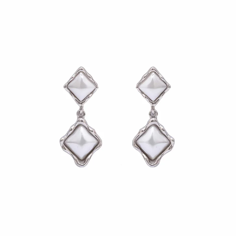 women stacking earrings -Earring- T0397116